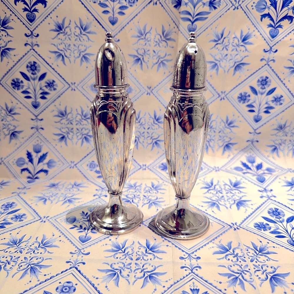 Oneida salt and pepper shakers, silver toned set of 2